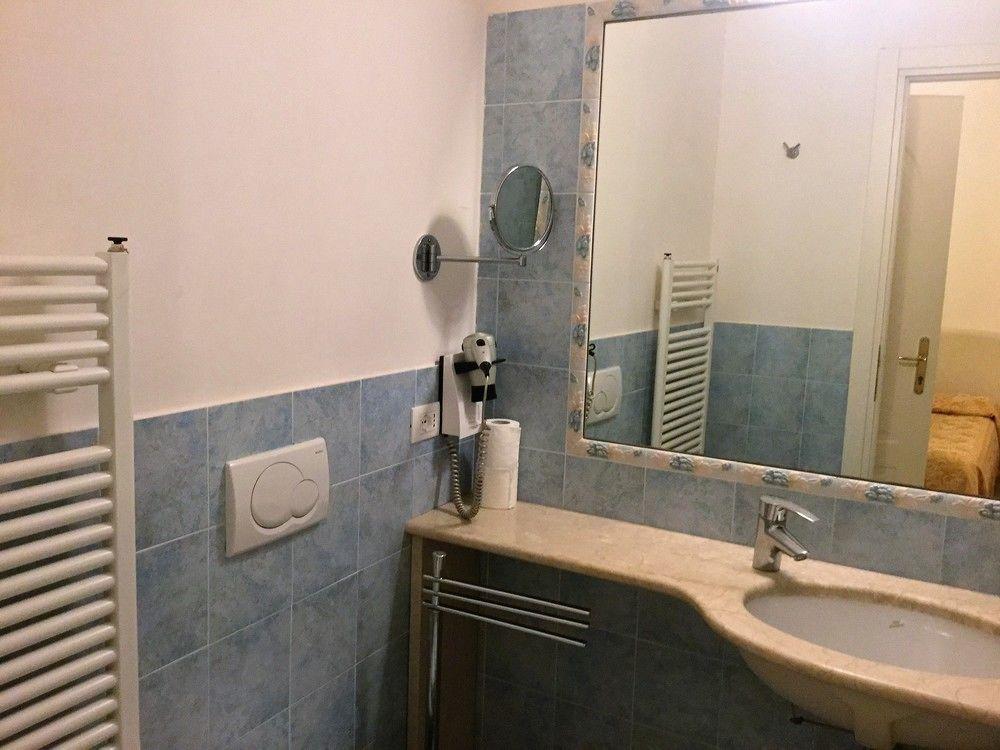 בולוניה Residenza Due Torri Check In Presso Hotel Centrale Vicolo Cattani 7 מראה חיצוני תמונה